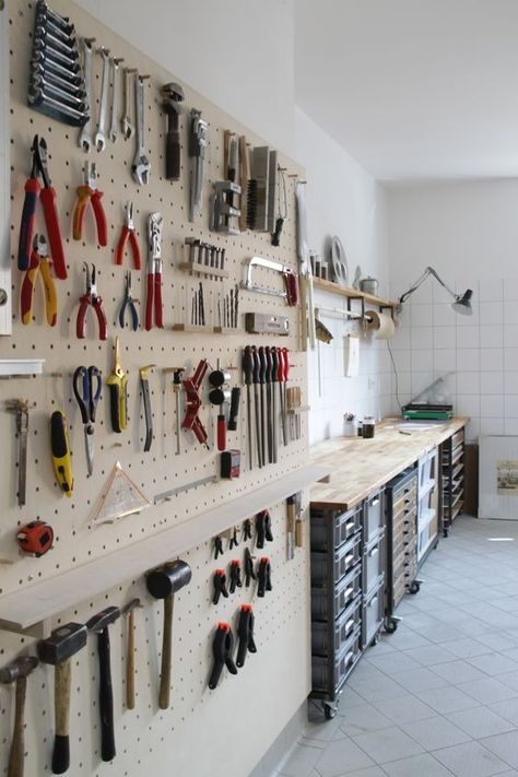 Basement Hobby Room, Hobby Room Design, Garage Design Interior, Garage Workshop Organization, Workshop Layout, Tool Room, Workshop Studio, Tool Storage Diy, Garage Interior