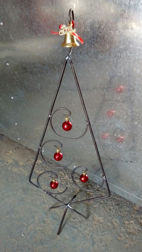 Horseshoe Crafts Projects, Alternative Christmas Tree, Welding Art Projects, Handmade Christmas Crafts, Metal Christmas Tree, Metal Christmas, Holiday Christmas Tree, Christmas Tree Farm, Metal Projects