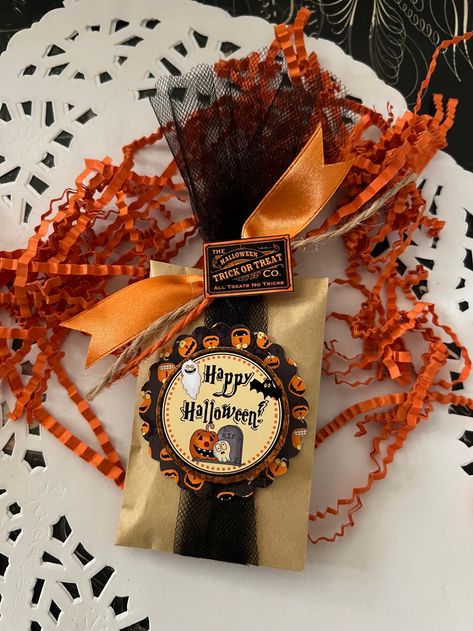 Halloween Candy Treat Favors With Decorative Paper Wrap - Etsy Canada Halloween Candy Bags Diy, Halloween Treat Baskets, Halloween Treat Holders, Halloween Food Crafts, Halloween Candy Bar, Table Gifts, Dulces Halloween, Halloween Treat Boxes, Halloween Goodie Bags