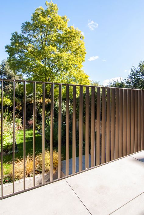 Metal Balustrade Balcony, Fence Balcony Ideas, Garden Balustrade Ideas, Balcony Balustrade Ideas, Terrace Balustrade, Balustrade Ideas Outdoor, Metal Railings Outdoor, Balustrade Exterior, Garden Balustrade