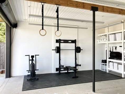 The Most Beautiful Garage Gym on Reddit - Home Gym Life Home Gyms Ideas Garage, Small Home Gyms, Home Gym Basement, Garage Gym Ideas, Dream Home Gym, Small Home Gym, 1970s House, Home Gym Garage, Workout Room Home