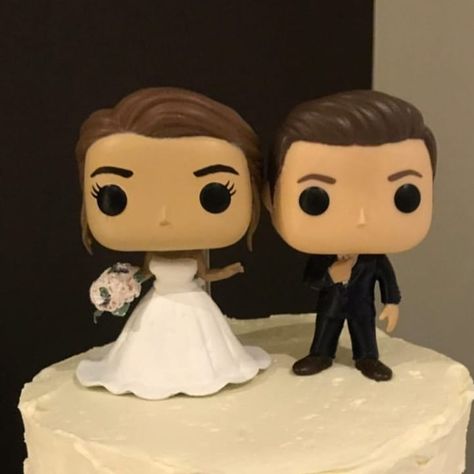 Wedding cake topper funko pops Funko Pop Wedding, Rhinestone Wedding Cake, Pop Wedding, Silhouette Cake Topper, Wedding Cake Fresh Flowers, Groom Wedding Cake, Silhouette Cake, Custom Funko Pop, Custom Funko