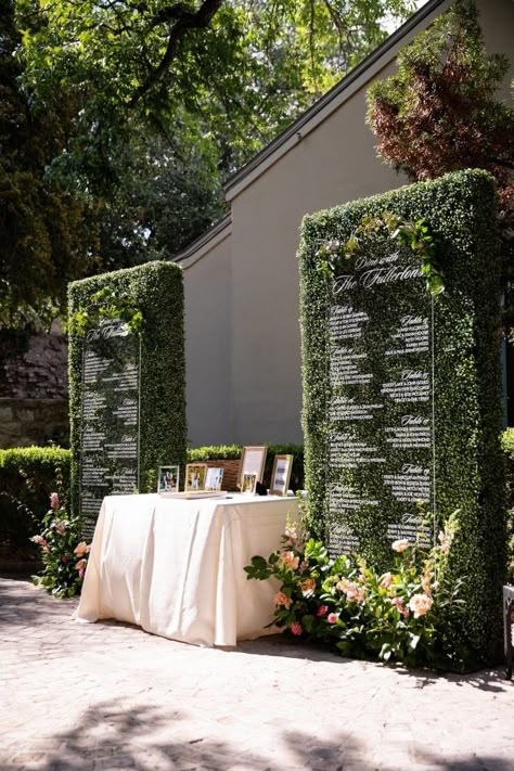 Koby Brown Photo - Hedge Wall with Acrylic Seating Chart Boxwood Walls Backdrop, Botanical Seating Chart, Wedding Seating Chart Hedge Wall, Hedge Wall Seating Chart, Boxwood Seating Chart, Green Wall Seating Chart, Flower Wall Seating Chart, Green Wall Wedding Backdrop, Greenery Wall Wedding