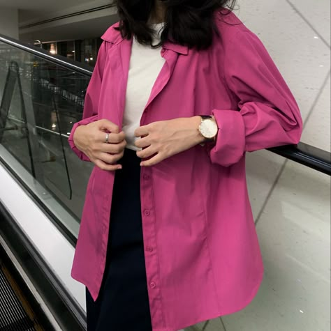 pink oversized shirt outfit Colorful Style Outfits, Fashion Blazer Outfits, Stylish Jeans Outfit, Smart Casual Women Outfits, Smart Casual Women, Color Combos Outfit, Celebrity Casual Outfits, Casual College Outfits, Fashion Top Outfits