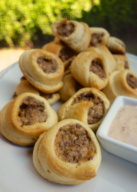 Taco Crescents - ground beef, taco seasoning, cream cheese, cheddar, crescent rolls Crescent Roll Recipes, Tailgating Recipes, Tailgate Food, Taco Meat, Finger Food Appetizers, Football Food, Snacks Für Party, Party Food Appetizers, Crescent Rolls