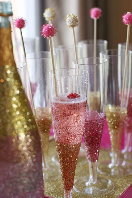 Sparkly pink and gold cocktails and drinks #GlitterParty Glitter Wallpaper Iphone, 21st Ideas, Glamour Party, Glitter Baby Shower, Sparkle Party, 27th Birthday, Glam Party, Glitter Photo, Gold Baby Showers