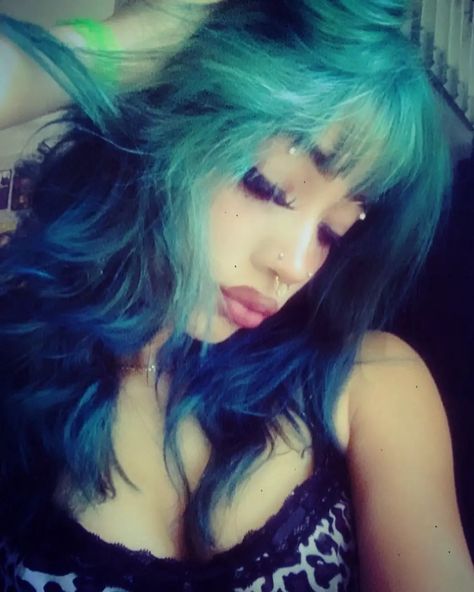 Y2k Hair, Teal Hair, Hair Streaks, Dyed Hair Inspiration, Blue Y2k, Pretty Hair Color, Hair Stylies, Dye My Hair, Hair Dye Colors