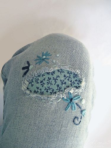 I patched my favorite old jeans with a little embroidery. :)  I spilled bleach on my favorite jeans, so I need to make a clever patch!!! Rattoppare I Jeans, Artisanats Denim, Diy Sy, Mending Clothes, Sew Ins, Costura Diy, Denim Ideas, Denim Crafts, 자수 디자인