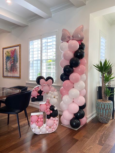 Pink Black And White Minnie Mouse Party, Minnie Birthday Balloons, Minnie Mouse Ears Display Party Ideas, Minnie Balloon Decorations, Minnie Mouse Birthday Pictures, Mini Maus Birthday Party, Minnie Mouse Balloon Columns, Minnie Balloon Garland, Minnie Mouse Second Birthday Party Ideas