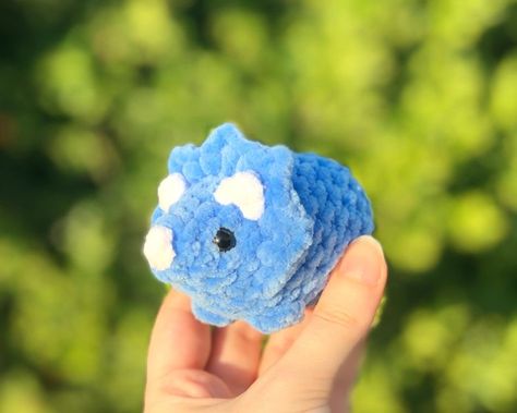 Dinosaur Plushies, Crochet Triceratops, Dinosaur Plushie, Aesthetic Patterns, Easy Crochet Animals, Crochet Aesthetic, Crochet Dinosaur, Crochet Animals Free Patterns, Crochet Design Pattern