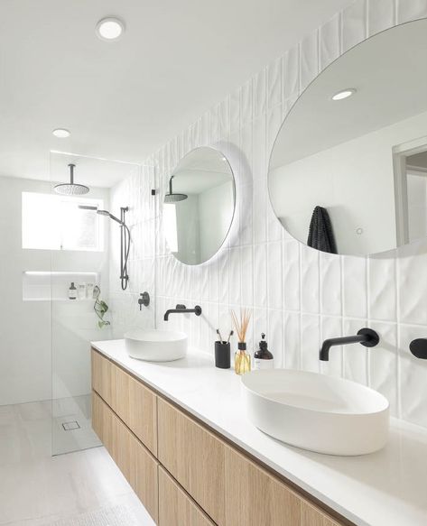 Light Bright Bathroom Ideas, Modern Costal Bathroom Design, Modern Coastal Ensuite, Coastal Bathroom Black Fixtures, Marble Cabinet Bathroom, Scandinavian Bathroom Floor, Modern Hampton Bathroom, Coastal Contemporary Bathroom, Coastal Ensuite Bathroom