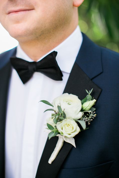 Wedding Bouteniers Groom Boutonniere, Flowers For Groom, Buttoniere Wedding Groomsmen, Groomsmen Buttonaire, Bottoniere Wedding, Wedding Boutonniere White, Groomsman Boutonniere, All White Boutonniere, Groom Buttoniere