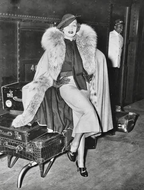 Jean Gabin, Vintage Hollywood Glamour, Mae West, 30s Fashion, Old Hollywood Glam, Marlene Dietrich, Rita Hayworth, Actrices Hollywood, 1930s Fashion