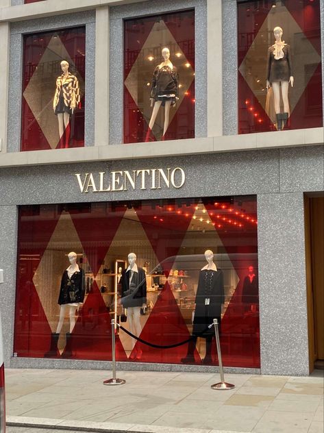 Valentino Aesthetic Wallpaper, Valentino Store, Fashion Dream Job, Visual Merchandising Displays, Store Design Boutique, Window Display Design, Boutique Interior Design, Shop Window Design, Bench Designs