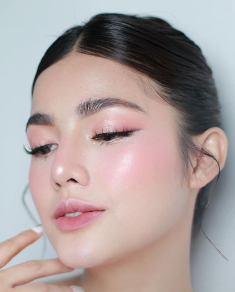 Graduation Look Makeup, Half Up Half Down Braids, Fresh Face Makeup, Light Makeup Looks, Doll Eye Makeup, Medium Length Haircut, Face Makeup Tips, Asian Eye Makeup, Makeup Transformation