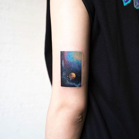 15+ Delicately Beautiful Tattoos By South Korean Artist Hongdam Hongdam Tattoo, Tricep Tattoos, Square Tattoo, Tato Minimal, Back Of Arm Tattoo, Omerta Tattoo, Tattoo Zeichnungen, Moon Tattoo Designs, Spine Tattoos For Women