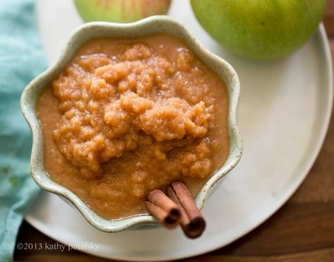 60-Second Applesauce. Raw or Simmered + Maple-Cinnamon. - HealthyHappyLife.com Fall Apple Recipes, Vegan Blog, Vitamix Recipes, Healthy Happy Life, Homemade Applesauce, Healthy Sweet Treats, Vegan Peanut Butter, Apple Sauce, Blender Recipes