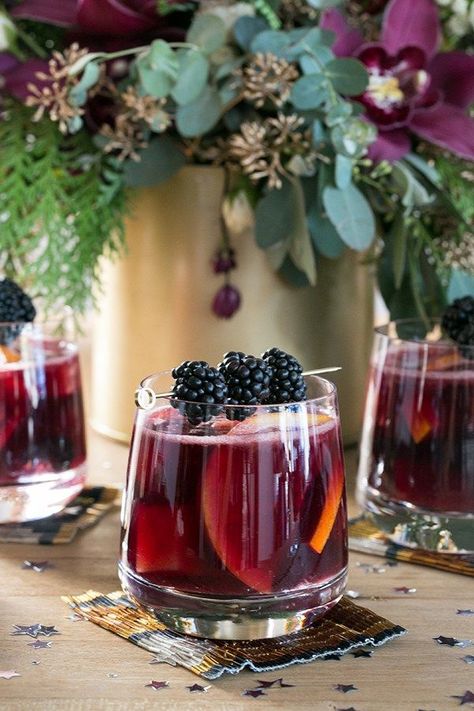 How to Set Up A Festive New Year's Eve Sangria Bar / Sangria Recipes / New Years Eve Party Ideas / Winter Entertaining / Easy Entertaining Winter Sangria Recipes, Sangria Party, Champagne Jello Shots, Sangria Bar, Winter Sangria, Winter Entertaining, Special Drinks, New Years Eve Food, New Year's Food