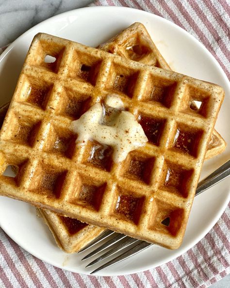 Sugar Waffles Recipe, Crispy Bacon In Oven, Cinnamon Waffles Recipe, Cinnamon Waffles, Cinnamon Roll Waffles, Waffle Iron Recipes, Buttermilk Waffles, Brown Sugar Recipes, How To Make Waffles