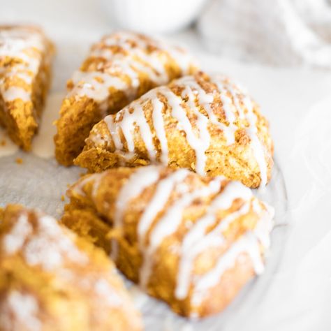 Pumpkin Scones Starbucks, Vegan Pumpkin Scones, Maple Scones, Pumpkin Scones Recipe, Fraiche Living, Baking Scones, Pumpkin Scones, Copycat Starbucks Recipes, Maple Glaze