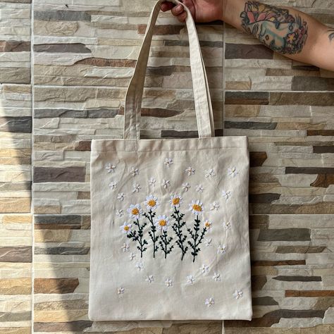 Tote bag Flores 🌺 Pedidos via DM 📩 #flores #totebags #totebagspersonalizadas #bordado #bordadoamano #hechoamano Tote Bags, Tote Bag