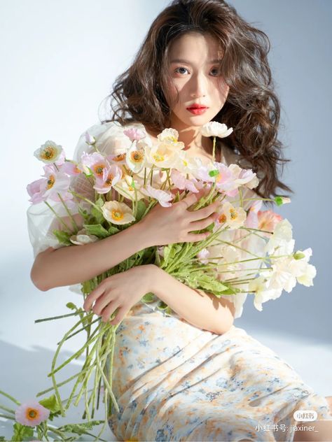 Giving Flowers Pose Reference, Person Holding Flowers Drawing Reference, Flower Poses Photo Ideas, Holding Flowers Pose, Bouquet Poses, Flower Photoshoot Editorial, Bouquet Portrait, Woman Holding Flowers, Girl Holding Flowers