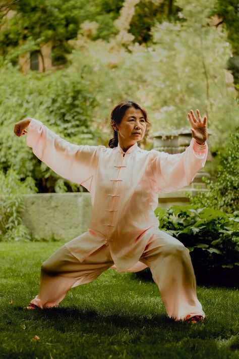 Tai Chi Is a Workout for the Brain and Body Qi Gong Aesthetic, Tai Chi Aesthetic, Waterbending Poses, Tai Chi Poses, Tai Chi Movements, Tai Chi Moves, Wood Dragon, Tai Chi Exercise, Brain Surgeon