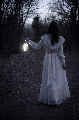 White Dress Ghost, Ghost Girl Costume, Ghost Costume Women, White Dress Aesthetic, Woman In White Dress, Spirit Costume, Ghost Dresses, Gothic Photography, White Goth