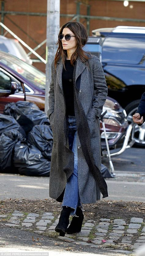 Tall Brunette Women, Oceans 8 Outfits, Sandra Bullock Outfits, Sandra Bullock 90s, Sandra Bullock Street Style, Sandra Bullock Now, Sandra Bullock Style, Debbie Ocean, Sandra Bullock Boyfriend