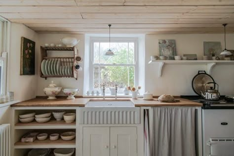 Small kitchen ideas - low ceilings Garage Apartment Kitchen, Tiny Garage, Kitchen European, Somerset Cottage, European Farmhouse Kitchen, Country Cottage Interiors, Farmhouse Kitchen Inspiration, Small Cottage Kitchen, Slatted Shelves