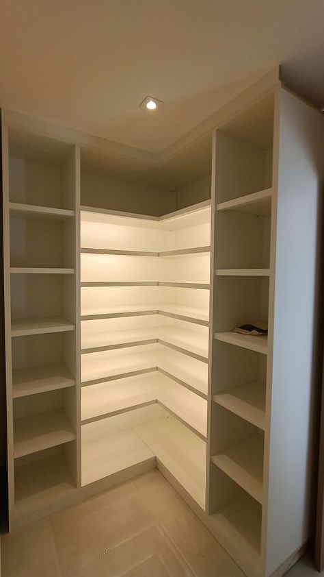 Wardrobe With Corner Shelves, Closet Corners Ideas, Small U Shaped Closet, Corner Shelves In Closet, Small Walk In Wardrobe Layout, U Shaped Closet, Corner Closet Ideas, Closet Corners, Ikea Dressing Room