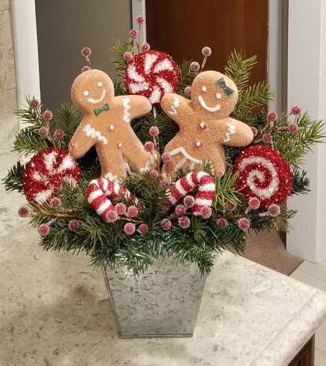 Gingerbread Centerpieces Diy, Gingerbread Trees Christmas, Christmas Kitchen Decor Ideas Cabinets, Gingerbread Centerpiece Ideas, Creative Christmas Decorations, Snowmen Decor, Gingerbread Kitchen, Christmas Table Decorations Diy, Gingerbread Tree