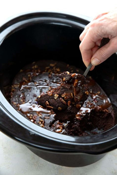 A hand scooping slow cooker brownies out of the slow cooker. Nut Desserts, Crock Pot Brownies, Slow Cooker Chocolate Cake, Gf Deserts, Slow Cooker Brownies, Keto Slow Cooker Recipes, Keto Slow Cooker, Low Sugar Treats, Turtle Brownies