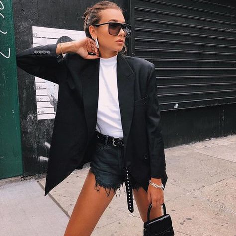 Blazer And Shorts Outfit, Blazer E Short, Summer Slip Dress, Red Plaid Skirt, Danielle Bernstein, Blazer Outfit, All Black Looks, Blazer And Shorts, Black Blazer