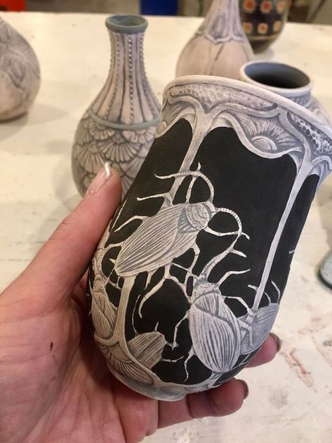 Art Nouveau Vase, Bug Art, Goth Decor, Creepy Crawlies, Ceramics Pottery Art, Clay Art Projects, Ceramics Projects, Sculpting Clay, Sgraffito