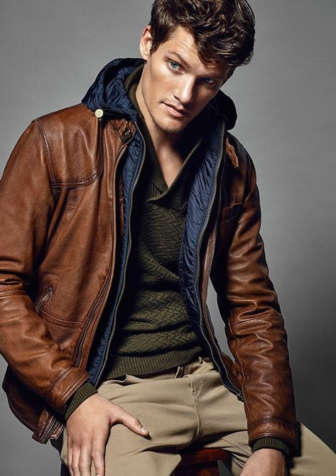 Outfit Hombre, Tan Chinos, Mens Fashion Smart, Men Wear, Outfit Grid, Leather Jacket Outfits, Men's Leather Jacket, Fashion Man, Man Fashion