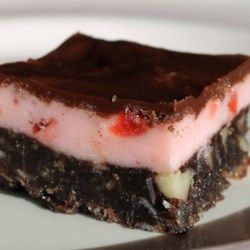 Nanaimo Bar Cheesecake, Nanaimo Bars Recipe, Red Velvet Bars, Nanaimo Bar, Nanaimo Bar Recipe, Canadian Dessert, Delicious Holiday Desserts, Dessert Squares, Cherry Tea