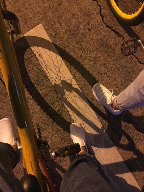 Bike With Friends Aesthetic, Biking Aesthetic Night, Bike Friends Aesthetic, Bike Astethic, Late Night Bike Ride Aesthetic, Bike Instagram Story, Biking With Friends, Friends Ulzzang, Bikes Aesthetic