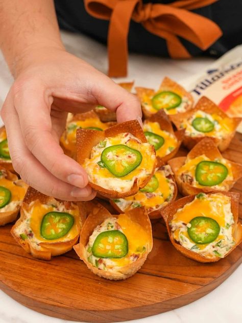 Jalapeno Popper Wonton Cups (VIDEO) - CJ Eats Recipes Jalapeño Popper Recipes, Best Jalapeno Poppers, Jalapeno Wonton Poppers, Cj Eats, Bacon Jalapeno Poppers, Jalapeno Popper Recipes, Crispy Wonton, Wonton Cups, Party Bites