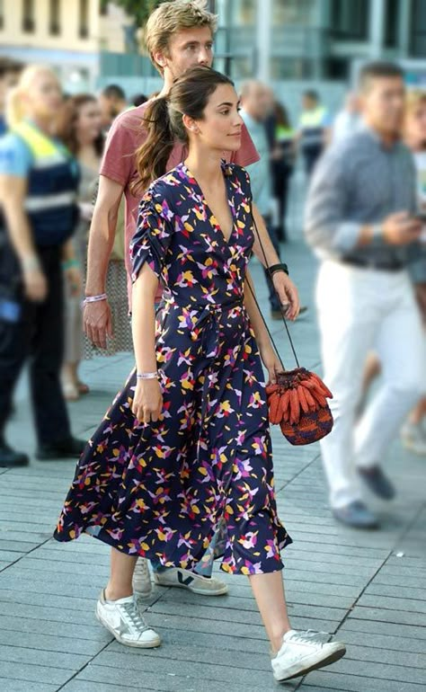 Alessandra de Osma y su look de concierto en zapatillas - Foto 2 Princess Alessandra Of Hanover, Summer In Madrid Outfits, Princess Alessandra, White Floral Maxi Dress, Mode Casual, Looks Street Style, Vestidos Vintage, Celine Dion, Fashion Attire