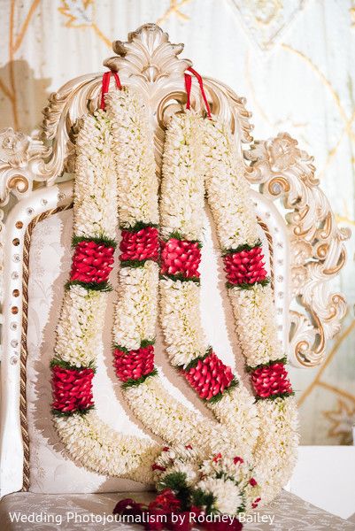 Garland For Red Saree, Garlands For Reception, Wedding Malai Design Lotus, Garland Wedding Indian, Wedding Mala Rose, Rose Garland Wedding, Indian Wedding Garland, Red Garland, Indian Wedding Flowers