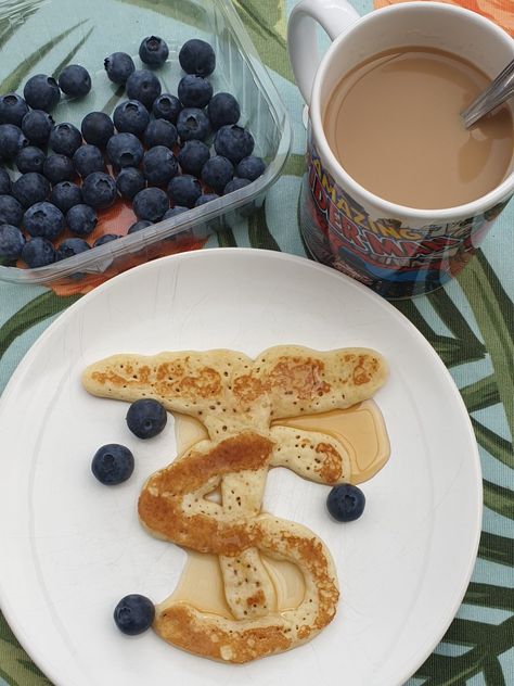 Taylor Swift Breakfast, Taylor Swift Food, Taylor Swifr, Swift Party, Taylor Swift Party, Taylor Swift Hair, Taylor Swift 13, Breakfast Recipes, Pancakes