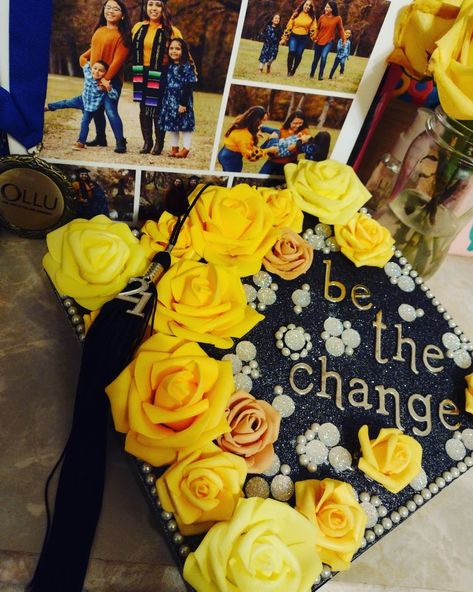 Yellow roses on graduation cap Graduation Cap Designs Yellow, Yellow Graduation Cap, Graduation Hat Designs, Graduation Cap Decoration Diy, Cap Graduation, Cap Decoration, Graduation Cap Designs, Cap Ideas, Graduation Cap Decoration