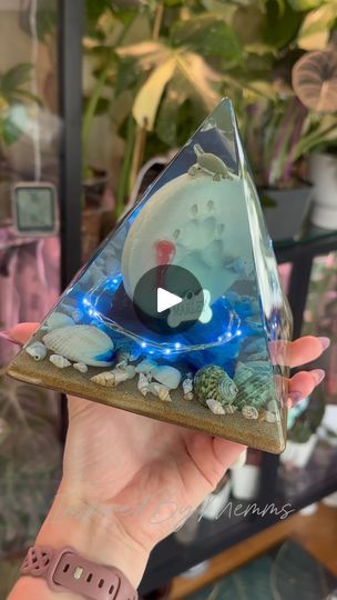 Art Magnets, Amazing Resin, Resin Pour, Diy Resin Art, Satisfying Video, Easy Paper Crafts, Resin Diy, Resin Crafts, Resin Art