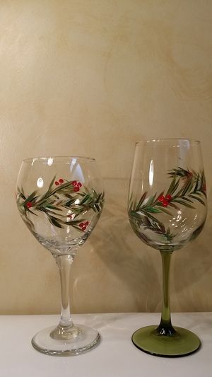 Christmas Wine Glasses Diy, Canvas Painting Party, Glass Painting Art, Painted Wine Glasses Christmas, Wine Glass Painting, Diy Wine Glasses Painted, Christmas Wine Glasses, Wine Glass Decor, Wine Glass Designs