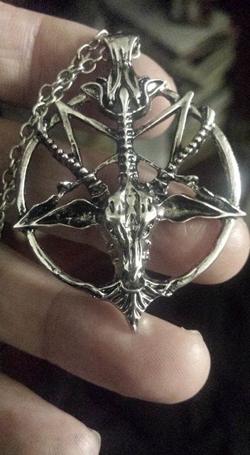 Fantastic Birthday present. A Baphomet Pendant :) Baphomet Altar, Satanism Aesthetic, Jamie Core, Alt Diys, Angel Fangs, Satanic Goth, Satanic Bible, Piercings Smiley, The Satanic Bible