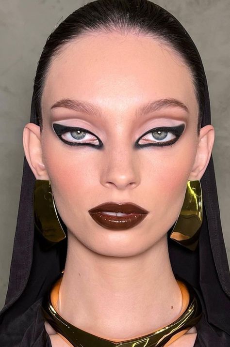 Make Up Inspo Aesthetic Dark, Podium Makeup, Snake Makeup Eye, Surrealist Makeup, Art Inspired Makeup, Drag Makeup Ideas, Blue Editorial, Future Makeup, Fashion Editorial Makeup