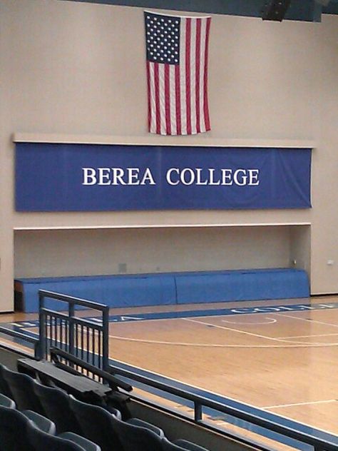 Berea College in Berea KY Kenyon College Aesthetic, Kentucky State University, Berkeley College Nyc, Berea College, Berklee College Of Music, Beautiful Places To Live, Senior Year, Colleges And Universities, Kentucky