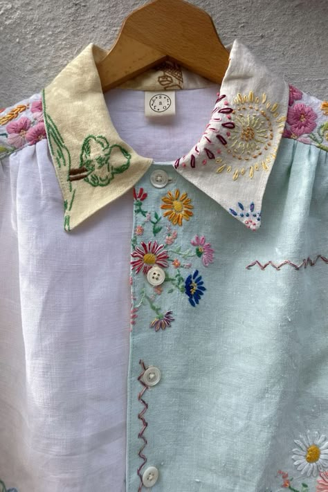 Shirts With Buttons, Cloth Patchwork Ideas, Patchwork And Embroidery, Cute Buttons Sewing, Customising Clothes Ideas, Fashion Craft Ideas, Embroidered Shirt Collar, Patchwork Button Up, Upcycle Clothes Embroidery