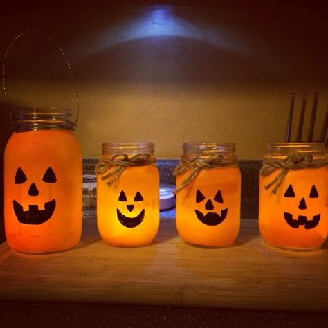 Halloween Mason Jar Crafts, Halloween Diy Ideas, Mason Jar Halloween, Mason Jar Halloween Crafts, Halloween Jars, Halloween Mason Jars, Orange Balloons, Face Painting Easy, Pumpkin Face